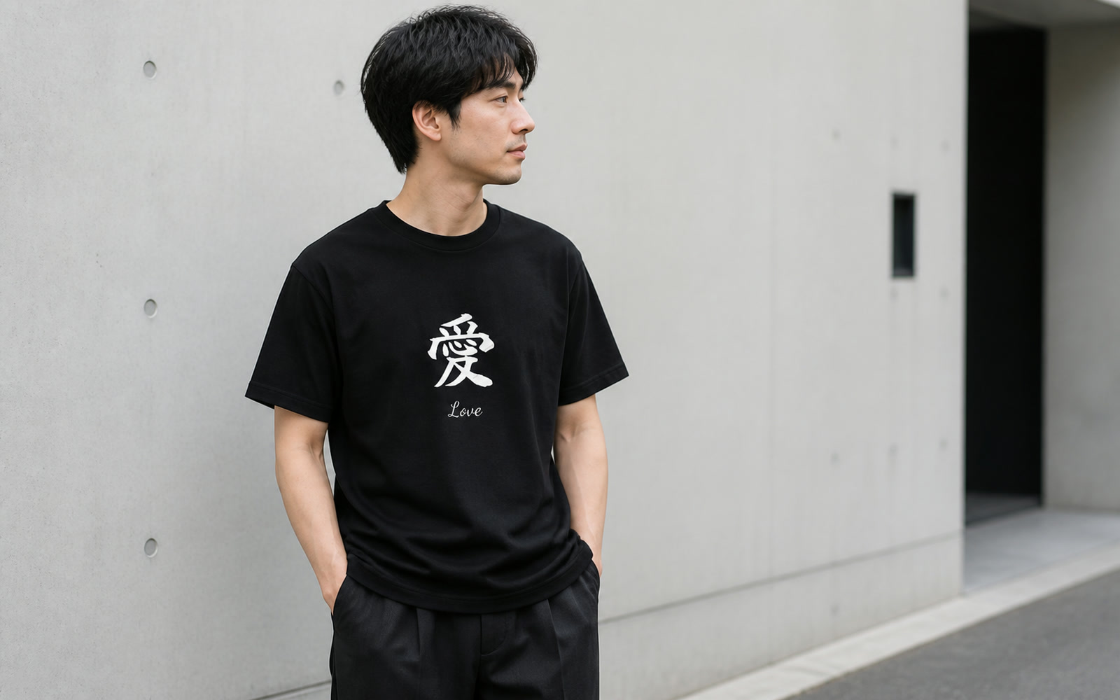 墨と筆、和紙が置かれた机の俯瞰（余白多め）