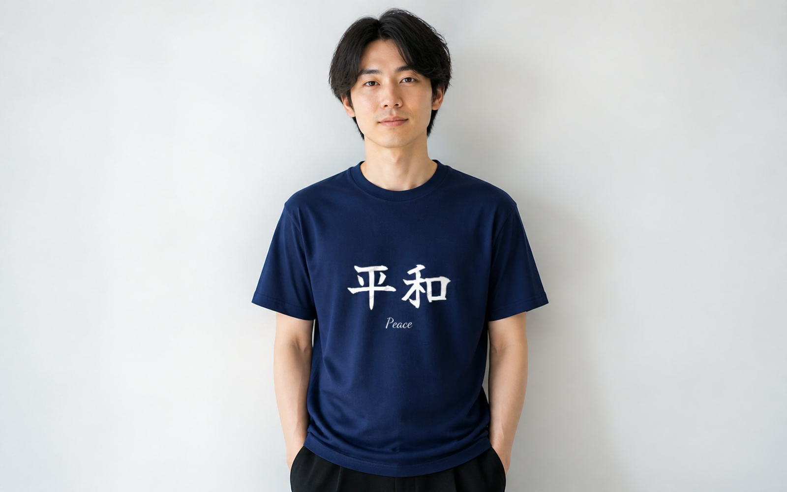 二文字の大判プリントTシャツを着た人物のポートレート(左右バランスが映える構図)